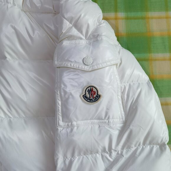 Lightweight Short Simple Moncler Down Jacket - Picture 3 of 10